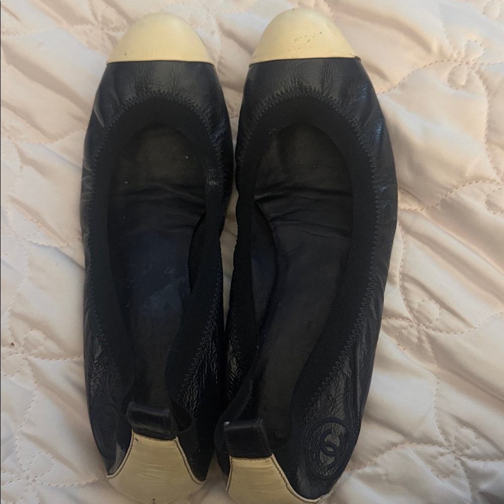 CHANEL Navy and Cream Flats - Picture 16 of 16